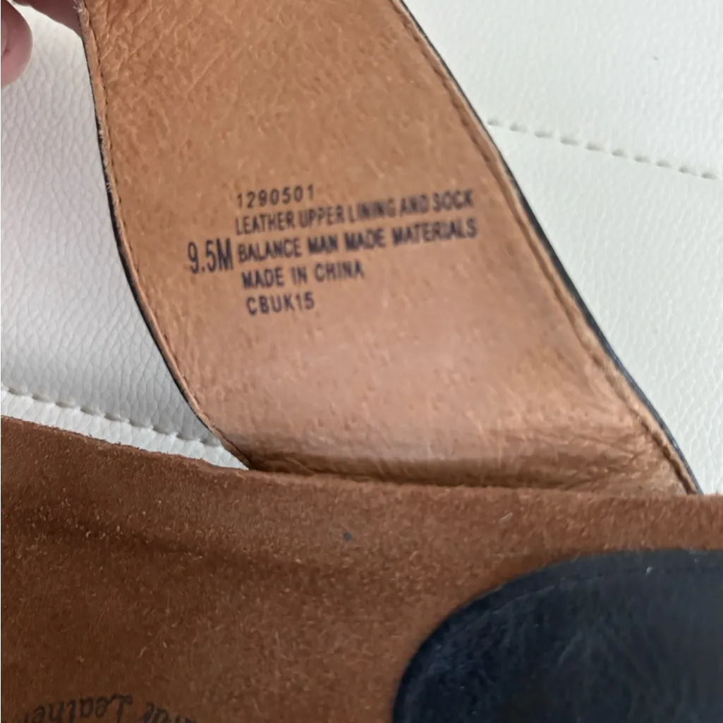 Sofft sandals. Size‎ 9.5. Silver and black. Adjustablee straps. Gray - Image 6