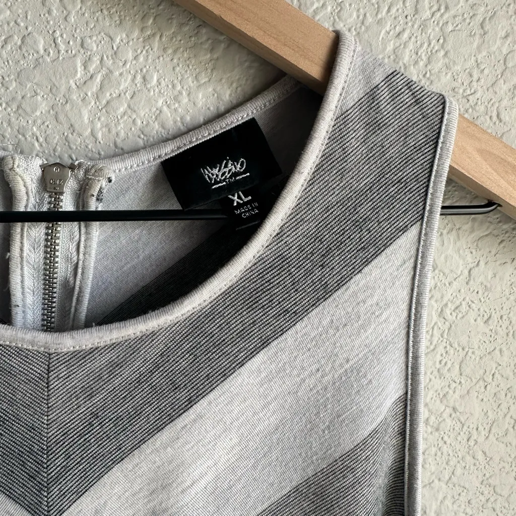 🩶Mossimo Gray and White Chevron Tank Top - Image 3