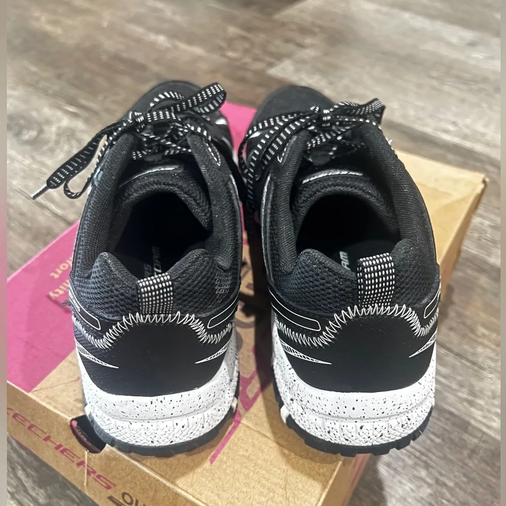 Skechers Hillcrest Vast Adventure Shoes Black White Lace Up Trail - Image 3