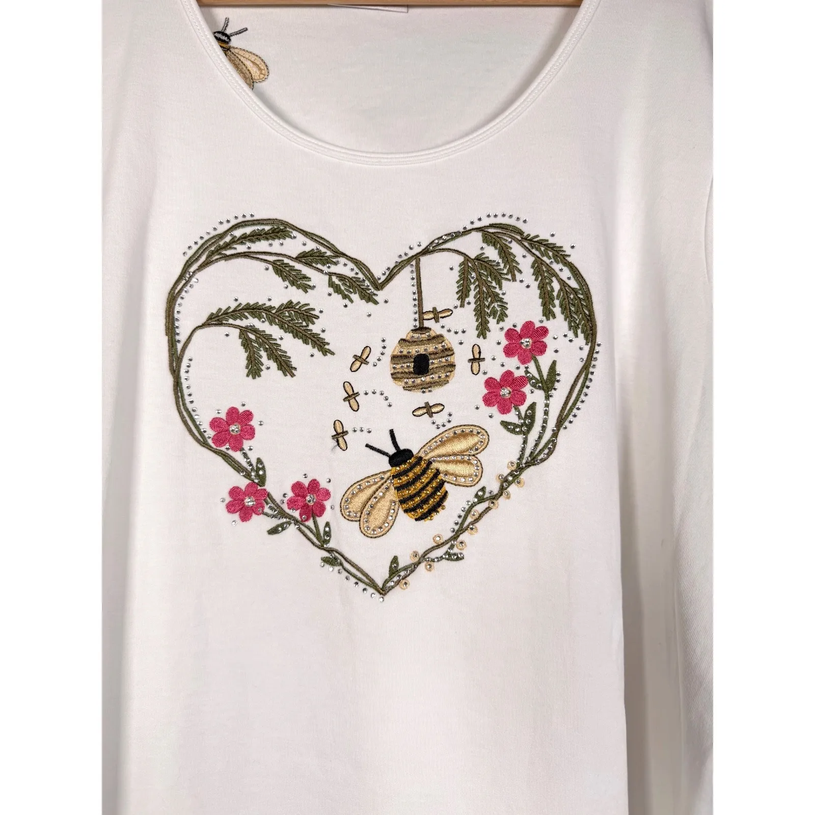 Quaker Factory Womens 2X White Bee Heart Embroidered 3/4 Sleeve Top - Image 2
