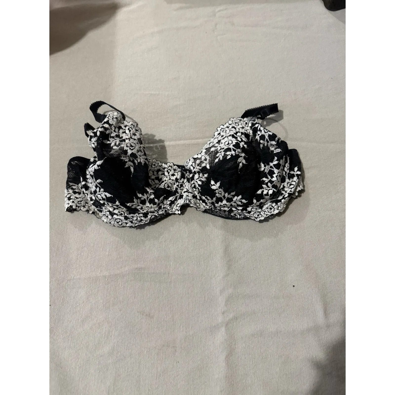 Wacoal 65191 Embrace Lace Underwire Bra 36C Underwire Black / Ivory Unlined - Image 2