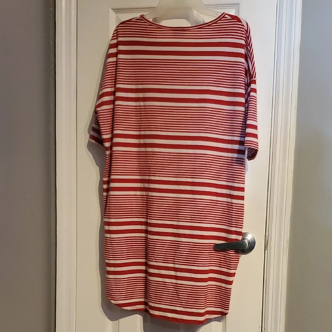 LuLaRoe Red and White Striped Short Sleeve Top - Image 4