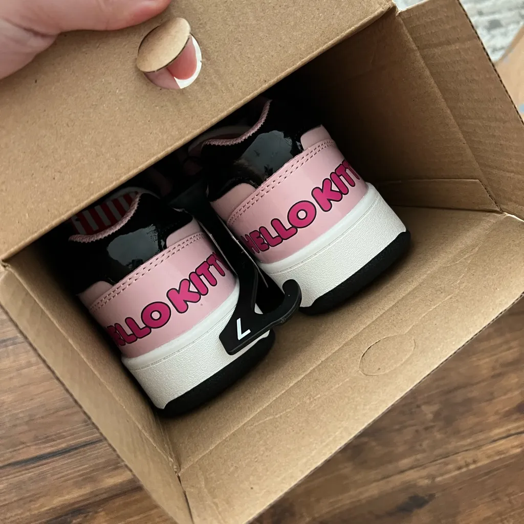 NWT Women’s Sanrio Hello Kitty Pink Court Lace Up Sneakers Size 7 - Image 3