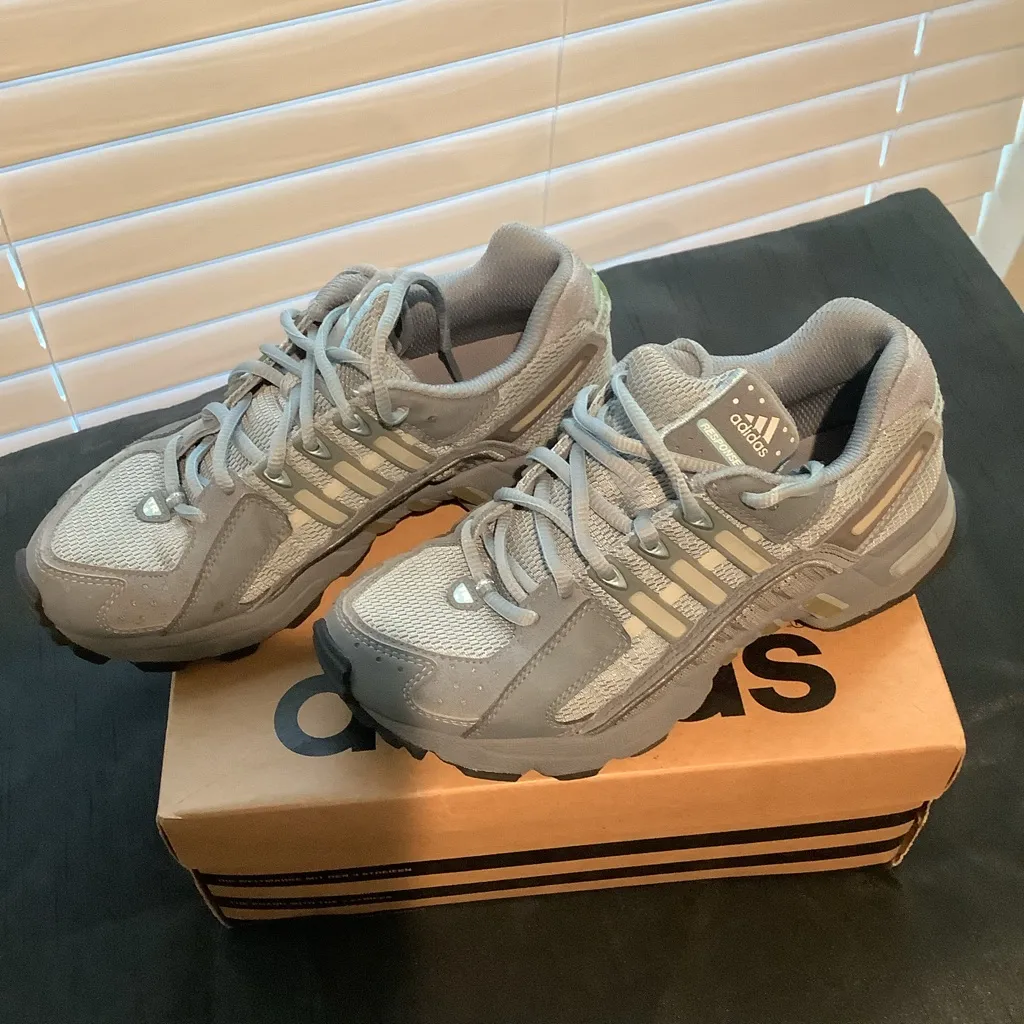 Adidas Women’s Running or Athletic Sneakers Light Grey Size 6 - Image 6