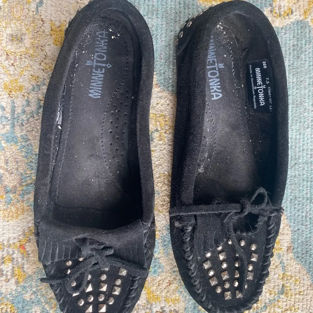 Minnetonka Womens 8 Moccasins Slip On Black Leather Southwestern - Image 4