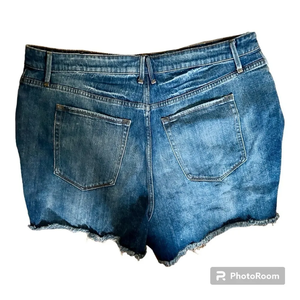 Good American Bombshell Plus Size Denim Shorts - Image 4