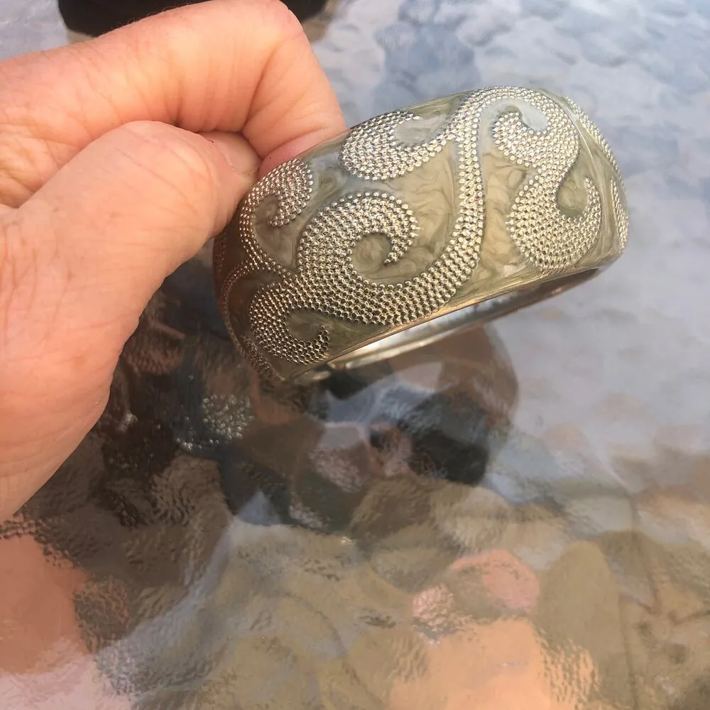Vintage Women's Frosted Gray Enamel Silver Metal Clamper Bangle Bracelet Paisley - Image 2