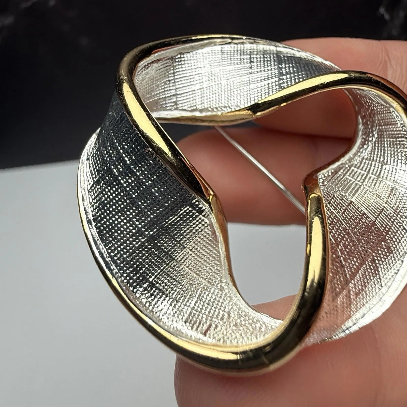 Napier Textured Two Tone Brooch Pin Signed Twisted Ribbon Triangle - Image 3