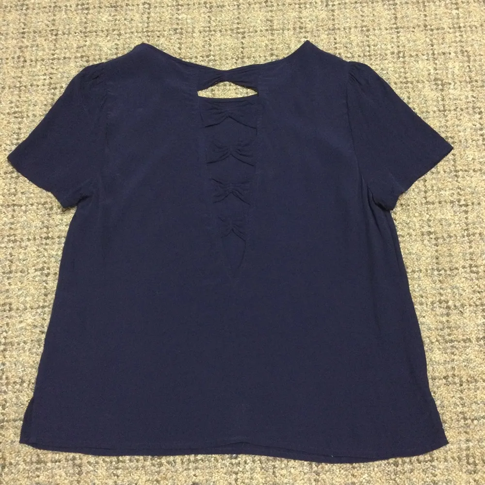 Forever 21 Navy Blue Short Sleeve Blouse with Open Bow Back Design Size Small - Image 4