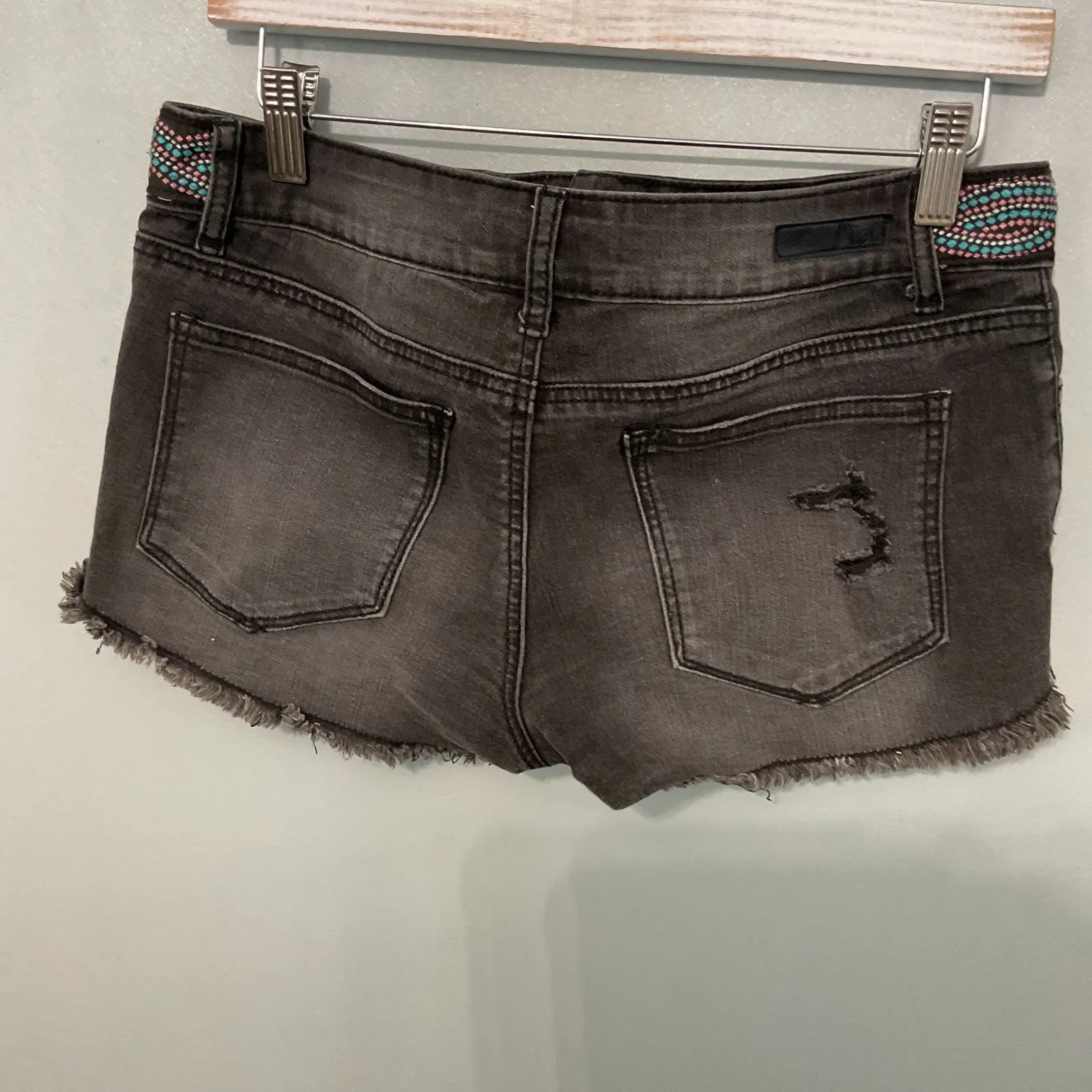 LEI Ashley Low Rise Denim Shorts Distressed Frayed Waistband Embellished Size 7 Gray - Image 3