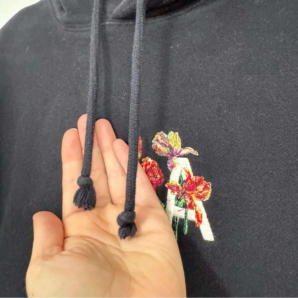 Aritzia TNA Black Floral Embroidered Hoodie Sweatshirt Womens S Boho Casual - Image 3