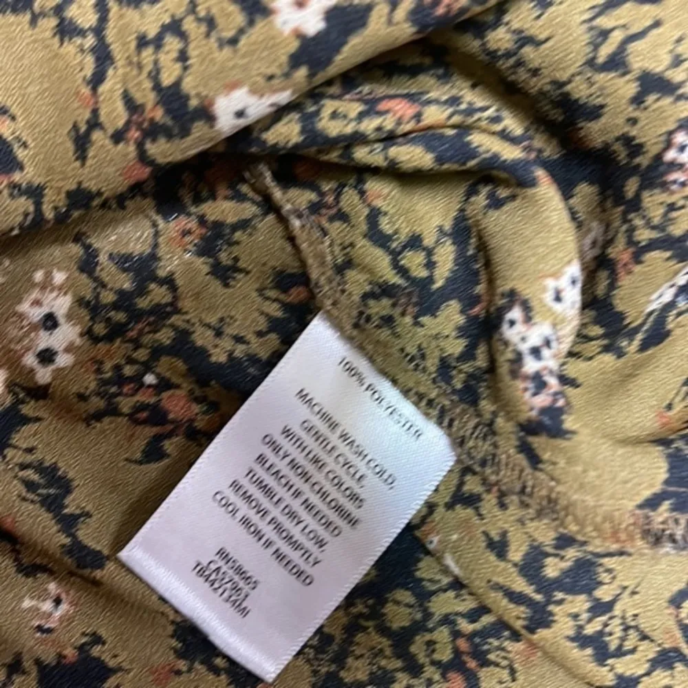 Treasure & Bond floral blouse sage green - Image 3