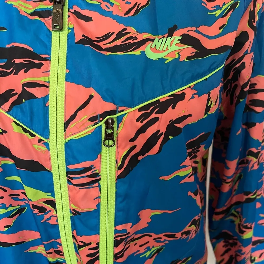 Nike  Lightweight Packable Camouflage Trail Running Hooded Rain Jacket. Size S - Image 3