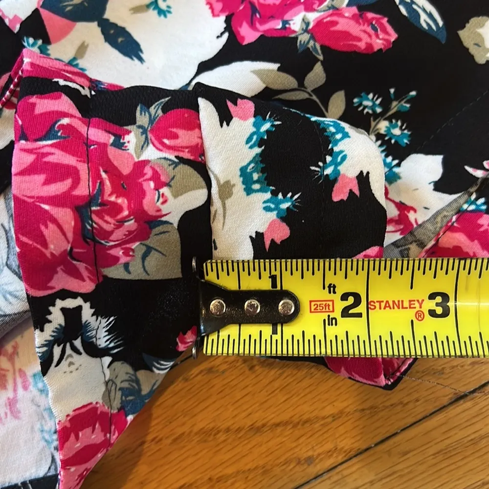 Forever 21 Exclusive floral shorts, button/zip, with pockets, Medium - Image 4