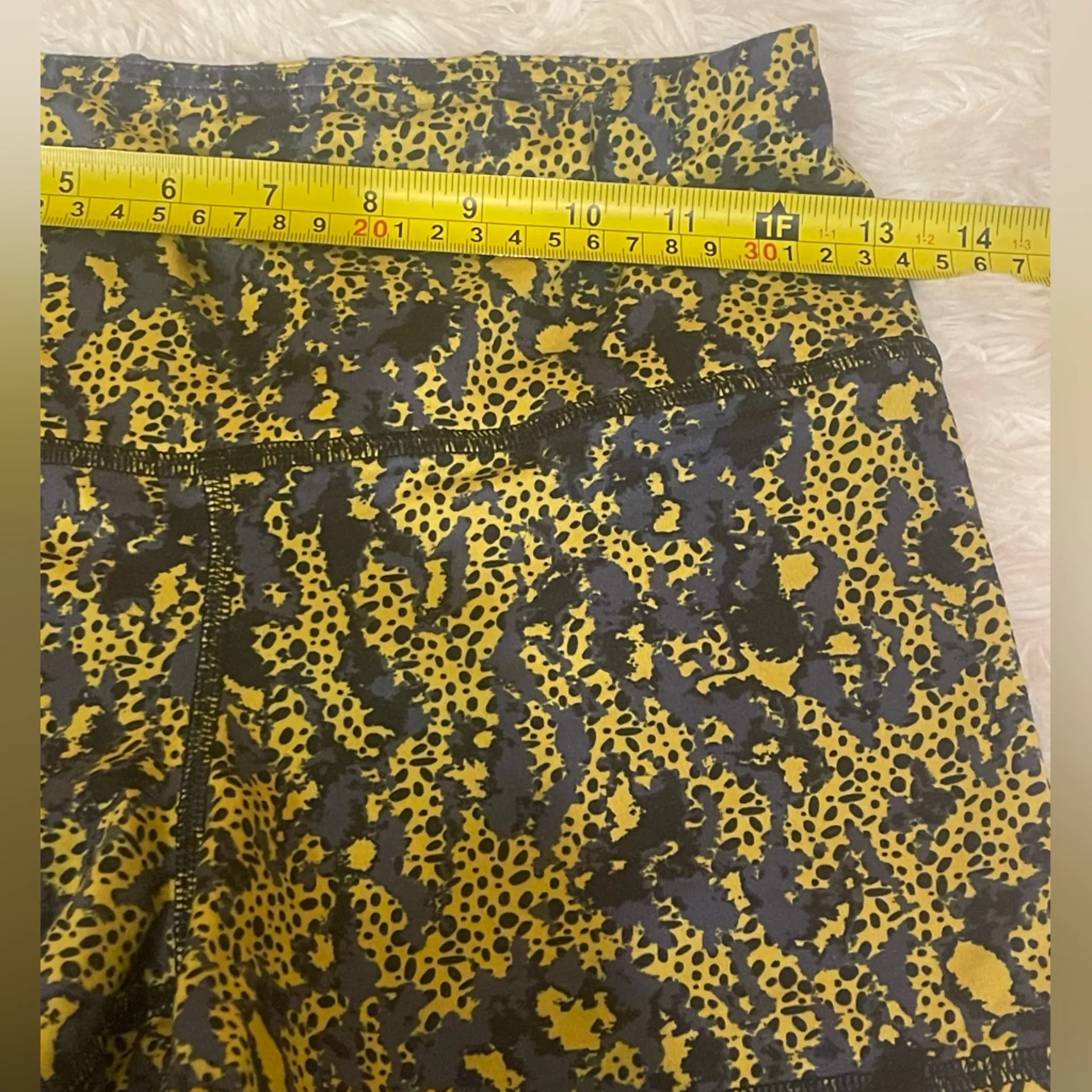 FLEO blue yellow patterned biker shorts woman’s size small EUC - Image 8