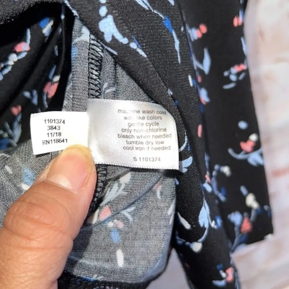 Lane Bryant short sleeve blouse pullover black floral 22/24 v neckline plus - Image 7