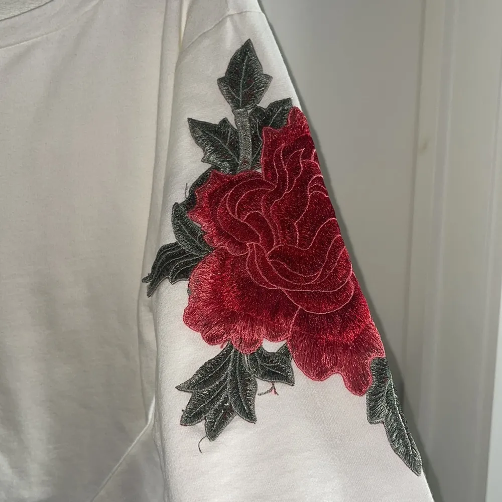 🆕 Blue Blush Cropped Long Sleeve Floral Embroidered Top - Image 2