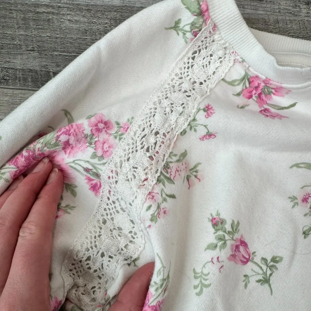 Treasures Shabby Chic cottagecore floral long sleeve pull over crop small D49 White - Image 4