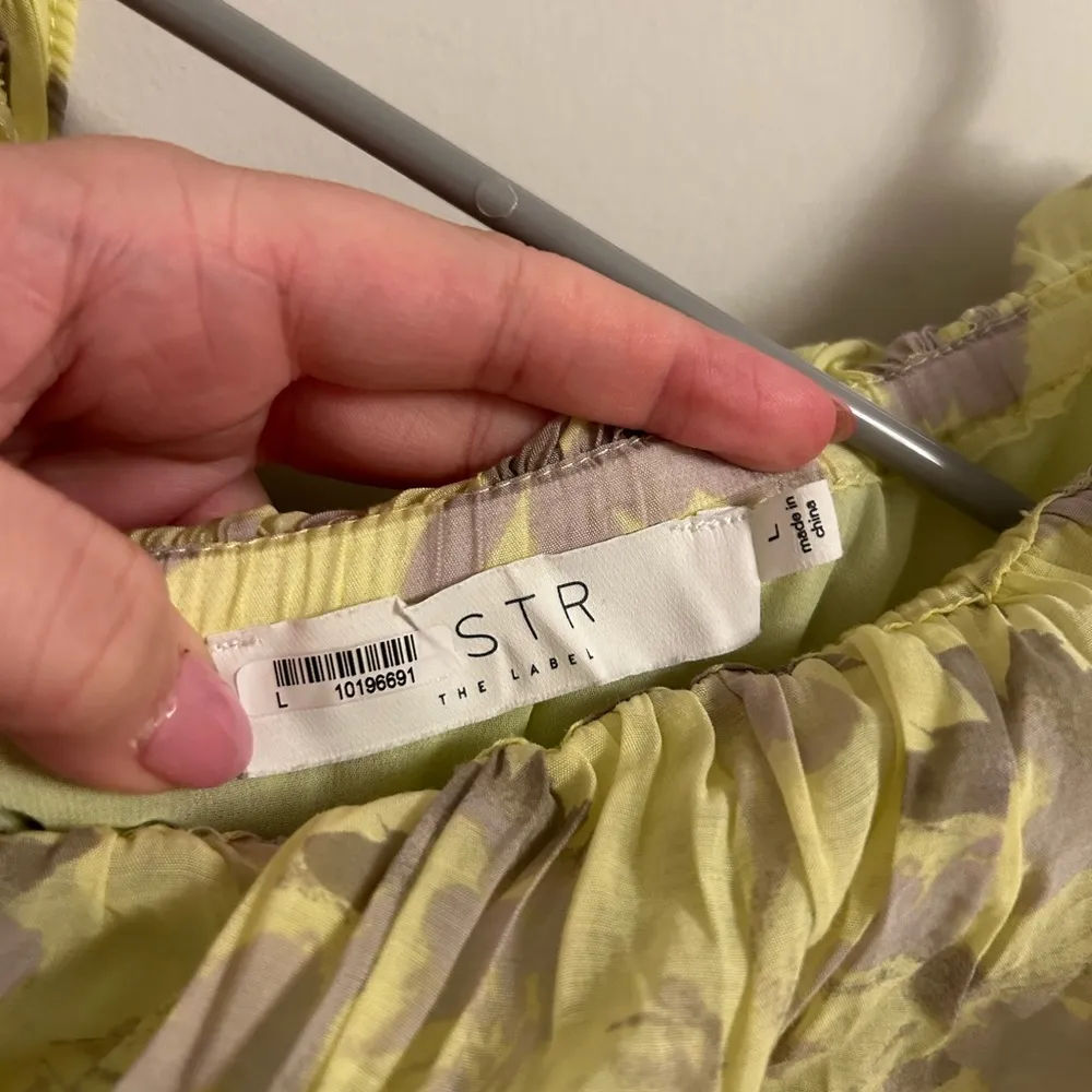 the Label Kaylani Dress in Yellow Grey Floral size Large (L) - Image 4