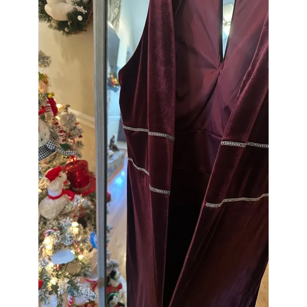 Oleg Cassini Burgundy Velvet embellished long Cocktail/Formal Dress‎ , Size 16 - Image 7