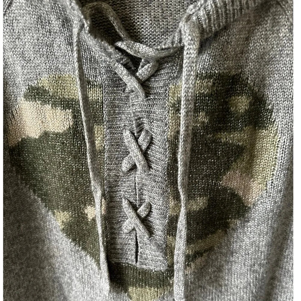 Torrid Yarn Hoodie Drawstring Raglan Heart Camo Gray Sweater Size 00 / 12 Large - Image 3
