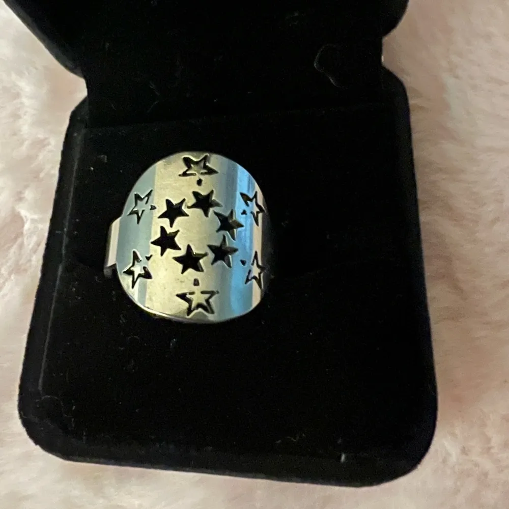 Ladies Gorgeous Stainless Steel Silver Ring Size 8 - Image 2