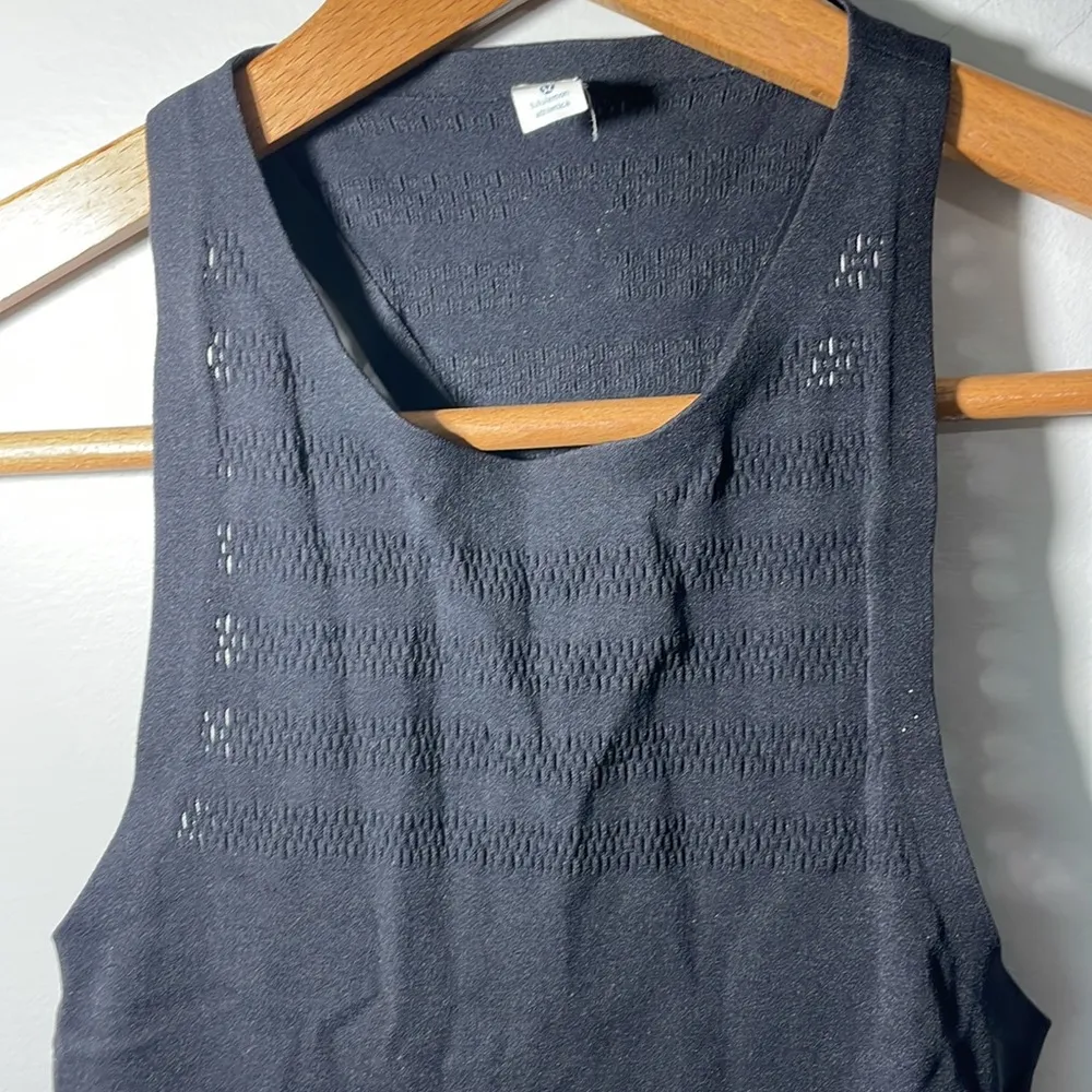 Lululemon performance tank with perforated back. Size 4. - Image 3