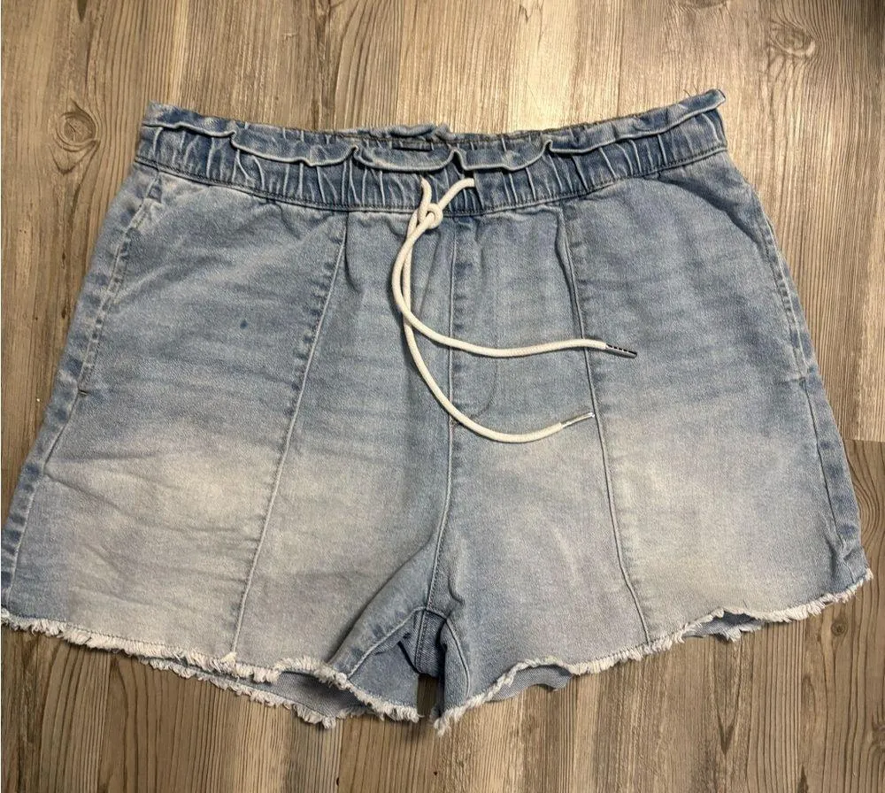 Light blue denim shorts with white drawstring waist size medium - Image 5
