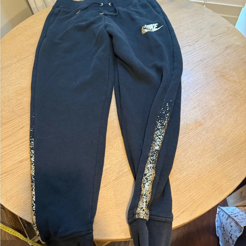 Vintage Nike Rally Joggers Pants Women's mediumBlack Red Tab  Pockets Gold Print - Image 4