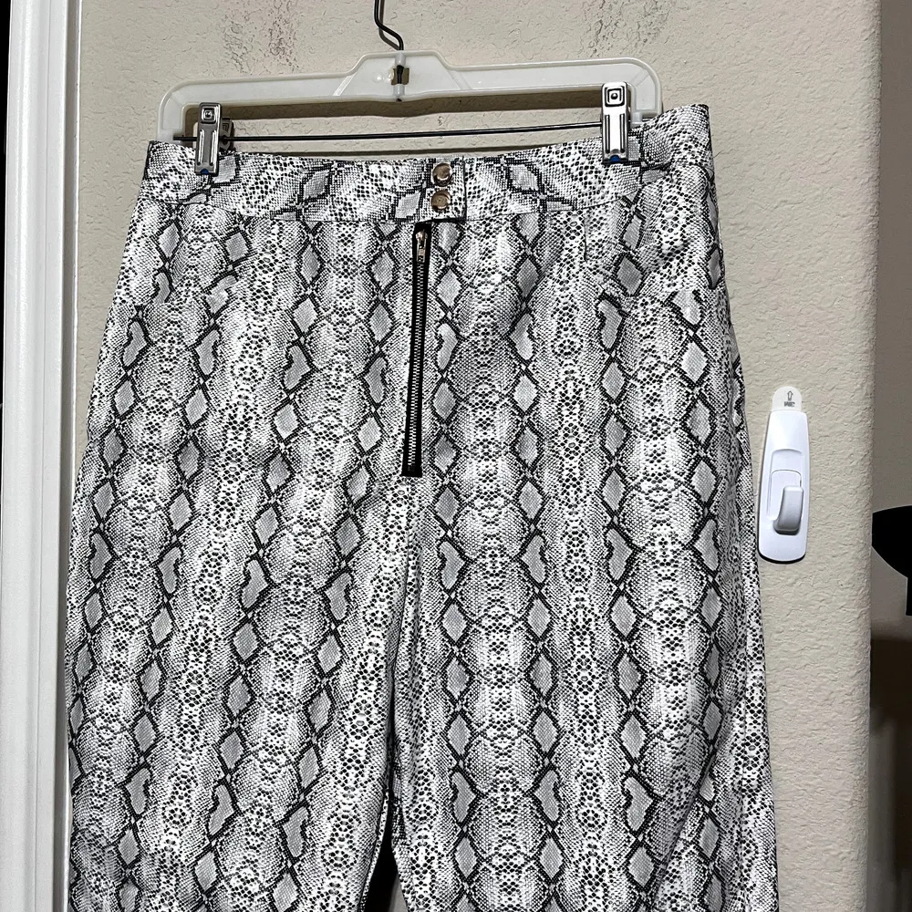 Pretty Little Thing Faux Leather Pants Sz 10 Pull On White Snake reptile PU - Image 2