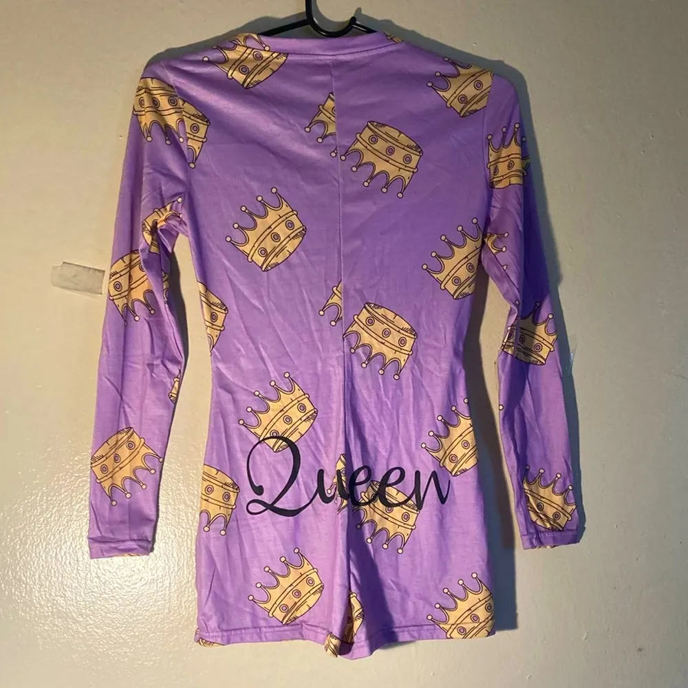 “Queen” Onesie Long Sleeve Pajamas Shorts Size Small Lavender Purple - Image 2