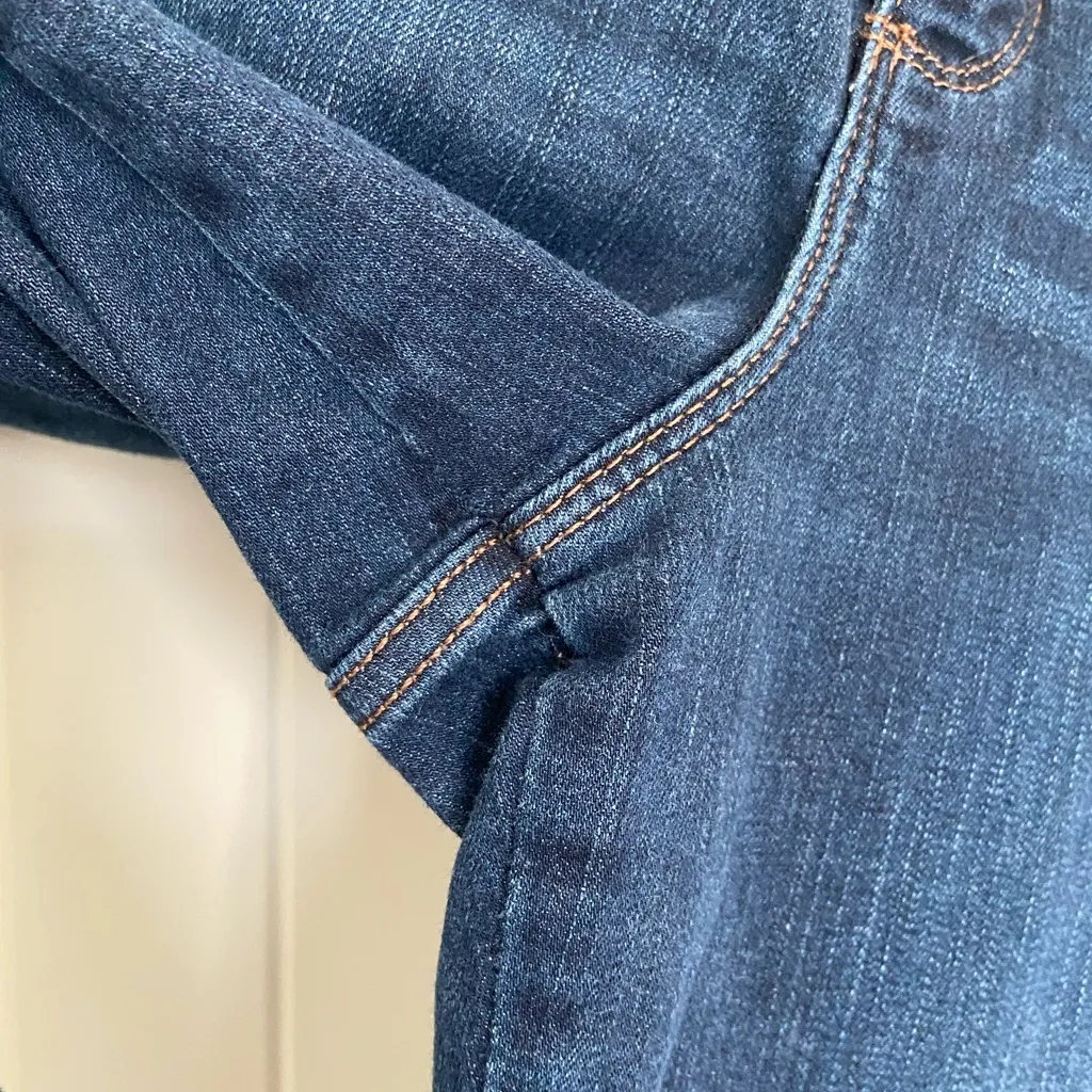 EUC‎ Lee women’s dark wash blue denim classic fit straight leg jeans 32” waist - Image 3