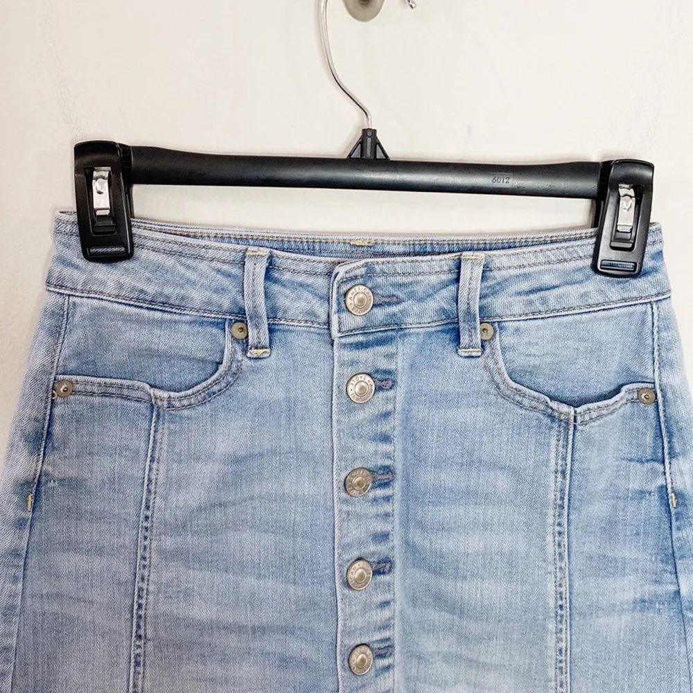 American Eagle button through high rise light wash mini denim skirt size 00 - Image 3