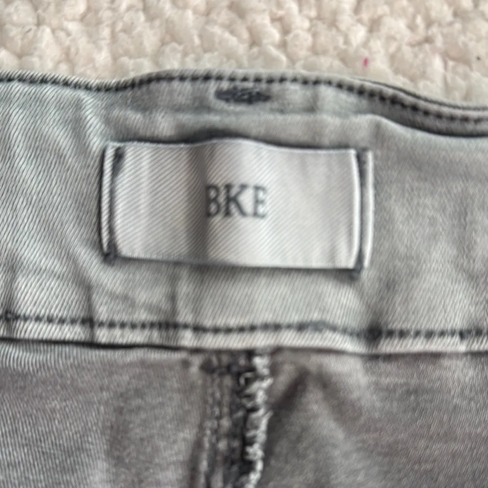 BKE Women's Gray Cargo Shorts - Image 2