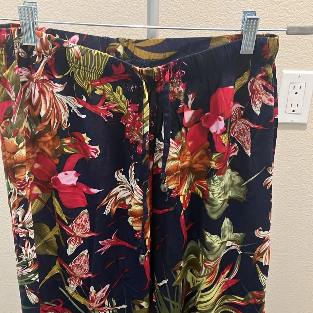 2fer spacegirly elastic waist Hawaii print with navy blue cold shoulder top LC Size undefined - Image 3