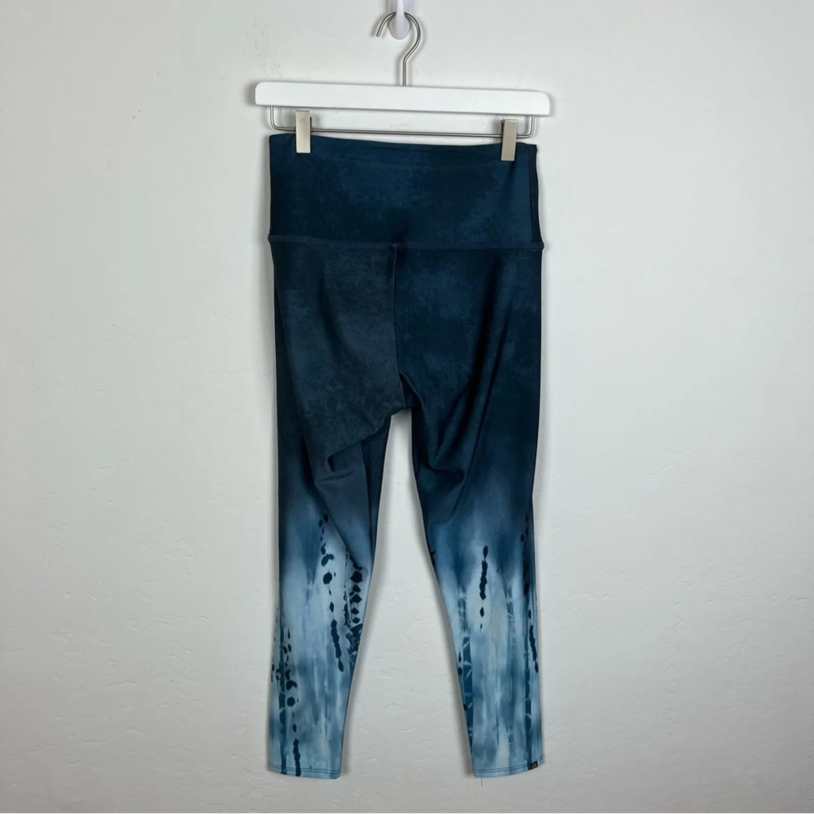 Onzie Tie Dye Midi Pebble Tie Dye Leggings - Image 7