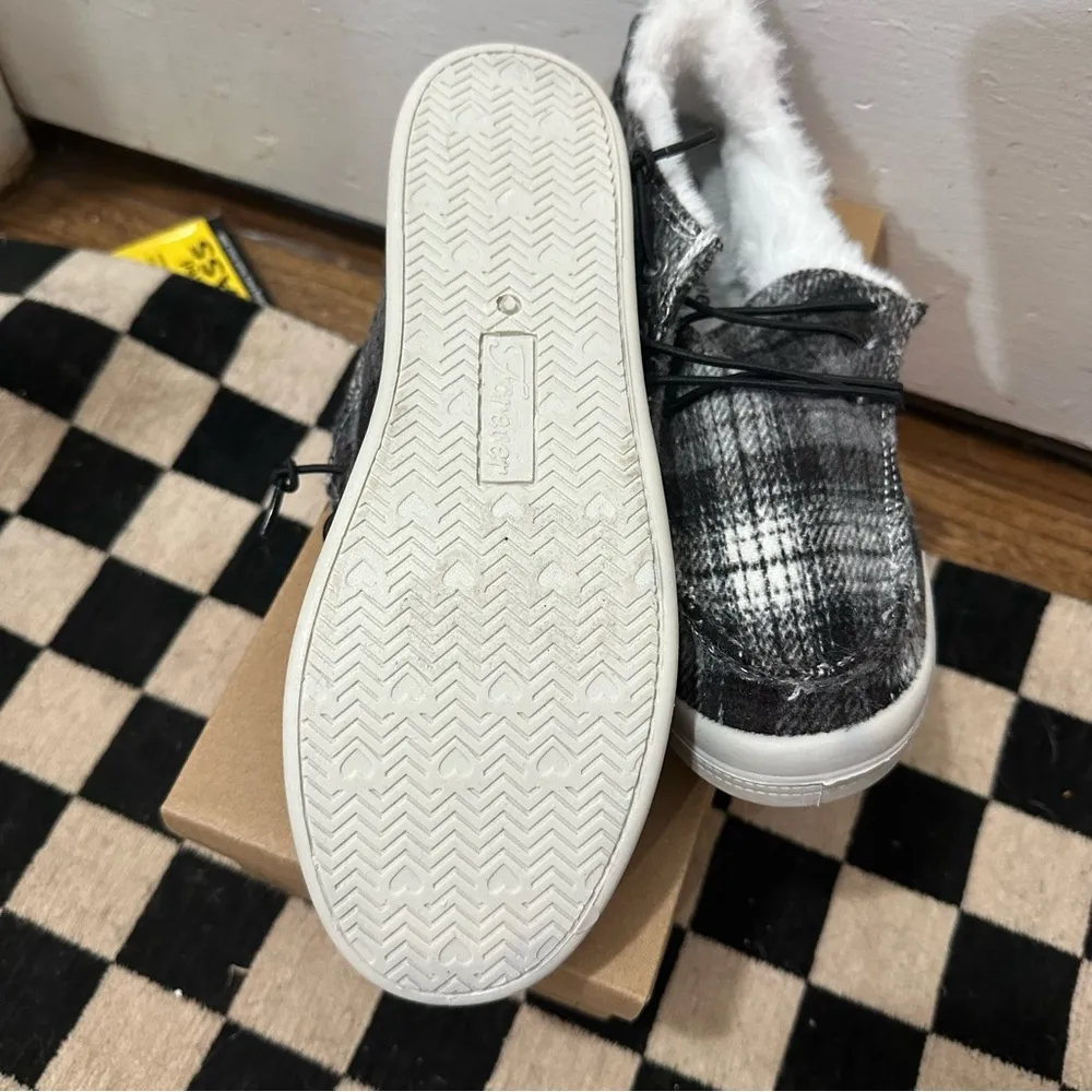 Forever Link Black and White Loafers Slip-Ons - Image 3