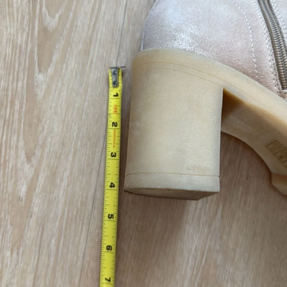 Dolce Vita Women’s Faux Suede Lug Sole Chelsea Heeled Boot Cream size 8.5 Tan - Image 10