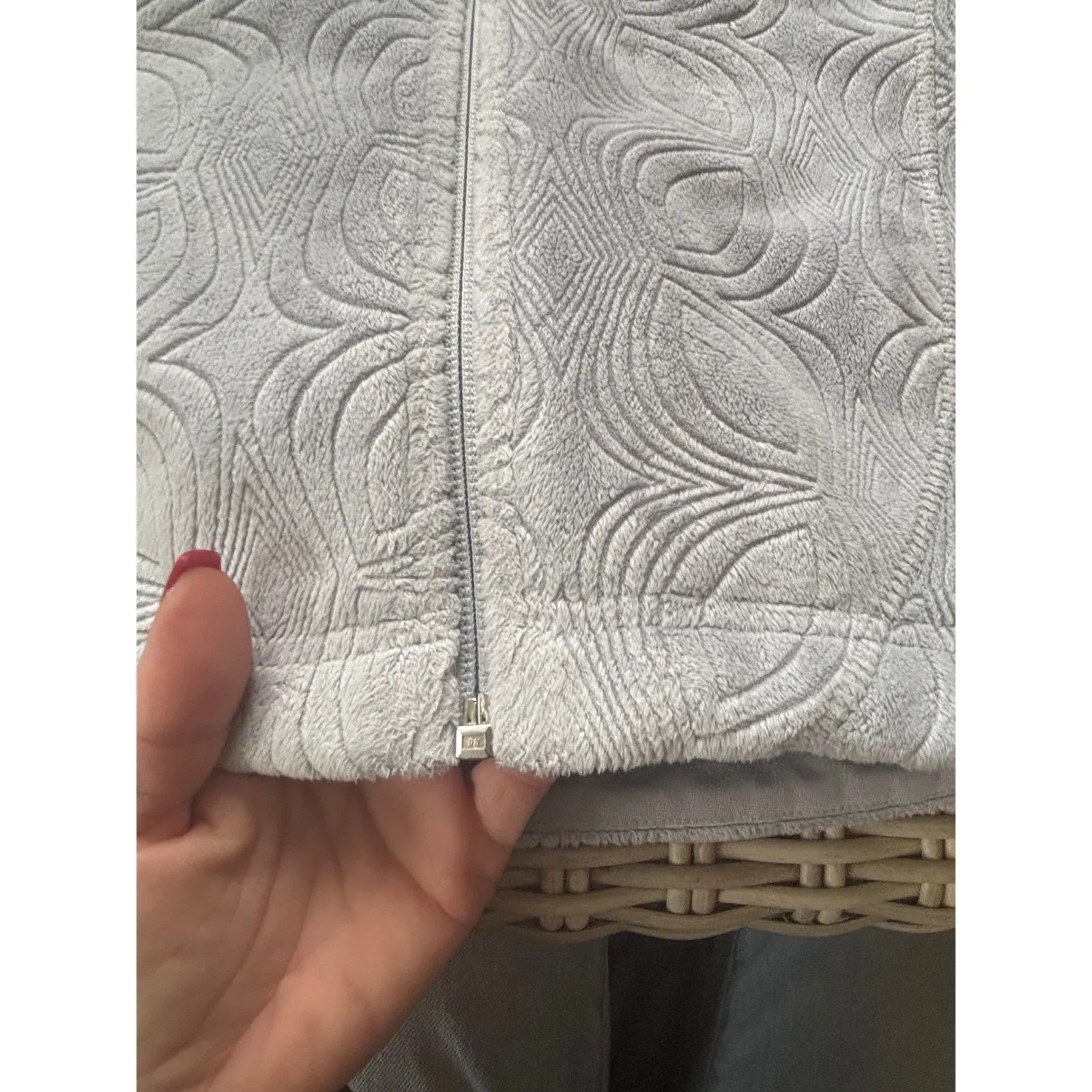 Mountain Hardwear Floral Embossed Fleece Vest small layered travel outdoors - Image 9