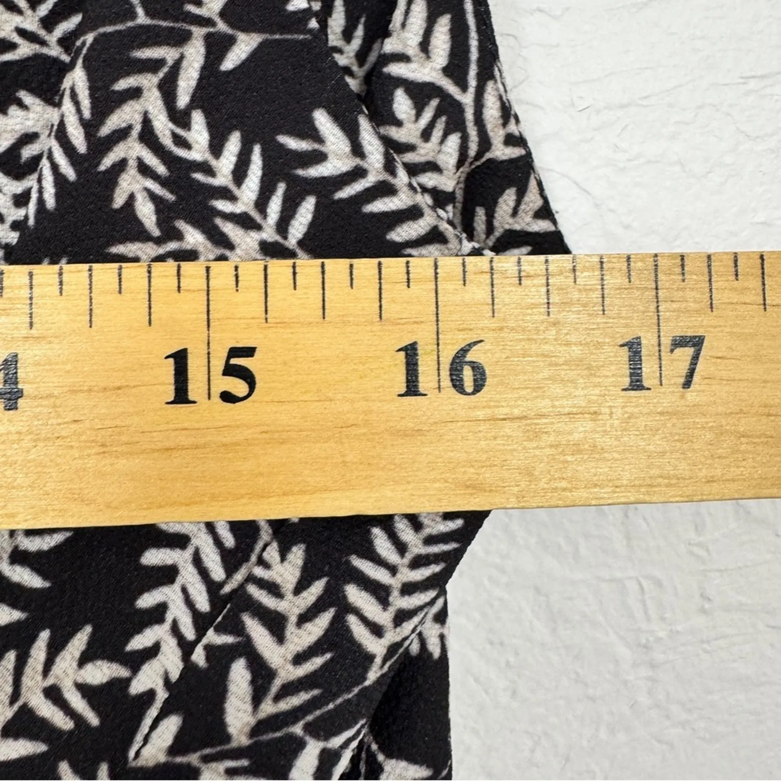 Neiman Marcus Black Leaf Print Wrap Blouse Womens 12 Sleeveless Beachy Top Shirt - Image 7