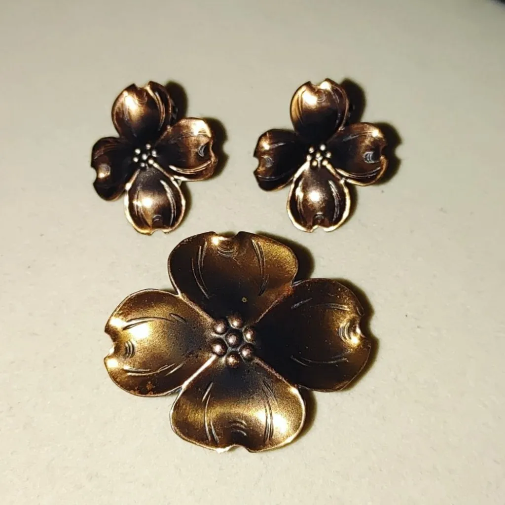 Dogwood Copper Flower Brooch Clip On Earrings Set Vintage Floral Design Jewelry - Image 12
