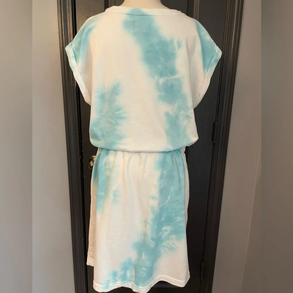 Lou & Grey Coastal Athleisure Cloud Blue White Sporty Beach Lounge Tie-Dye Dress - Image 6