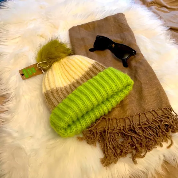 ✨NWT forever21 faux fur Pom Pom winter hat OS - Image 2