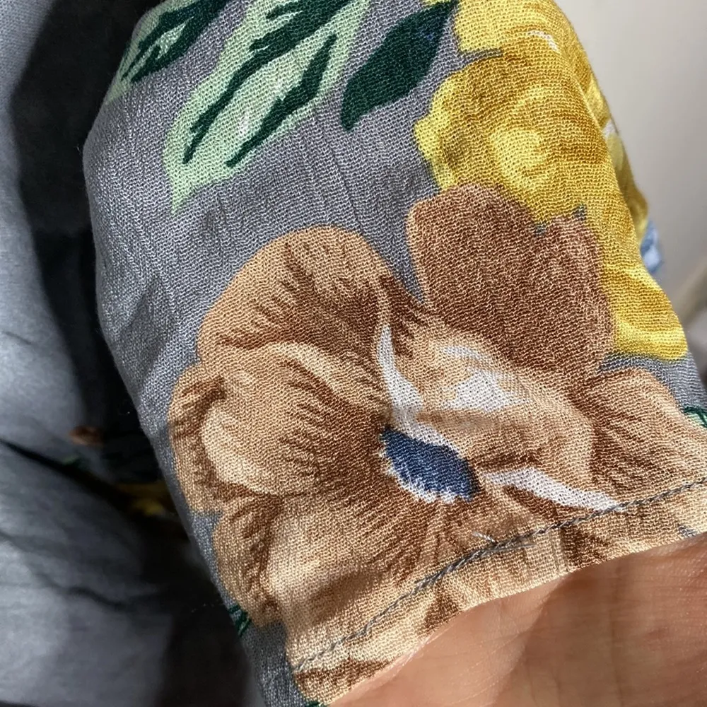 Torrid stone grey crinkled gauze cold shoulder floral blouse - Image 10