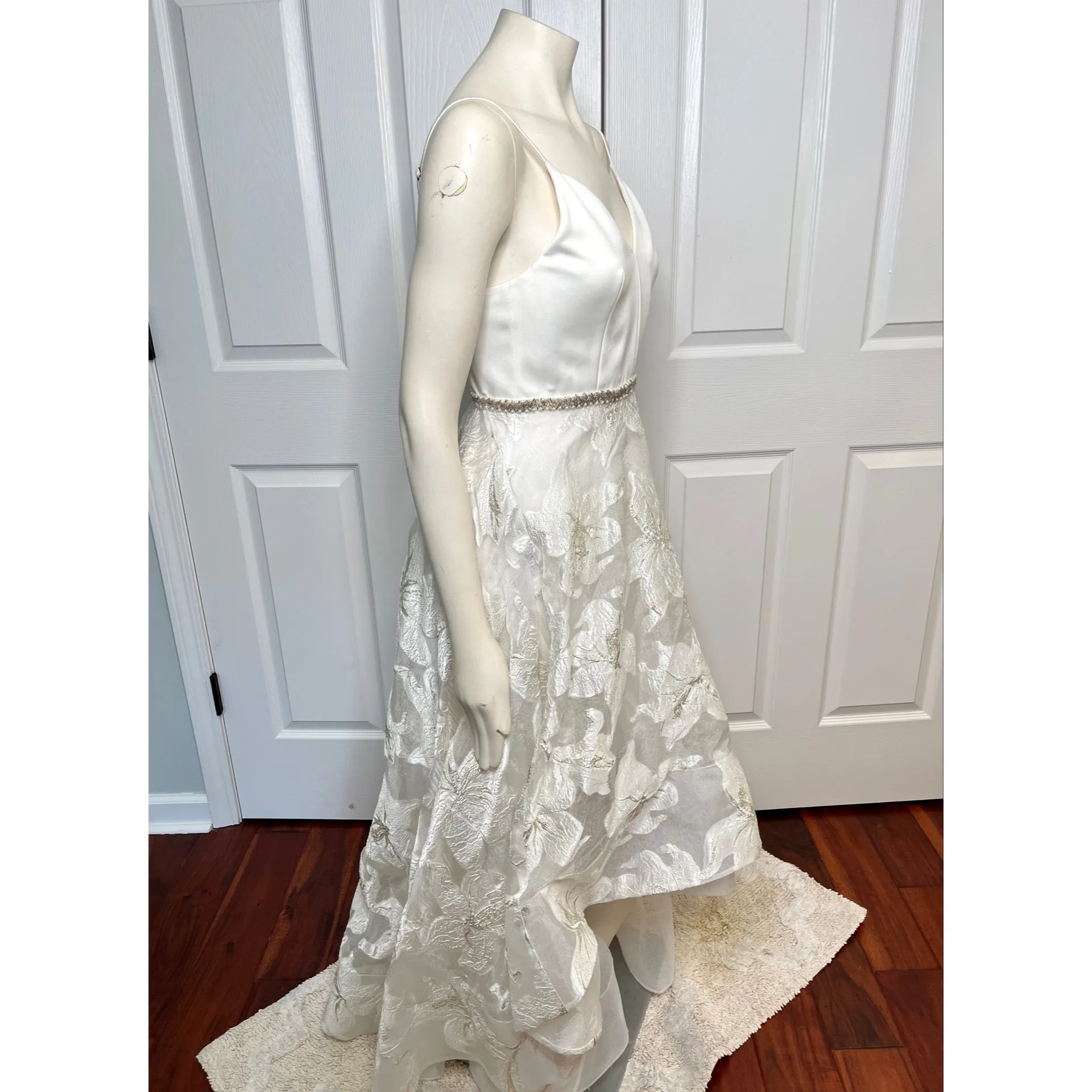 Bronx and Banco Alexia Gown in Ivory & Gold size Medium - Image 7