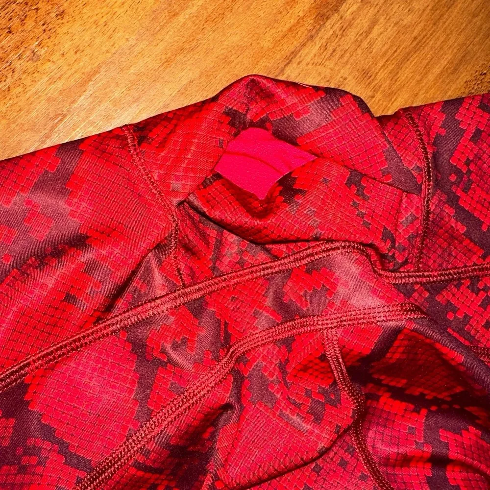 Lululemon Vent It Out Crop Mini Ziggy Snake Red Tide Cranberry / Cranberry - Image 10