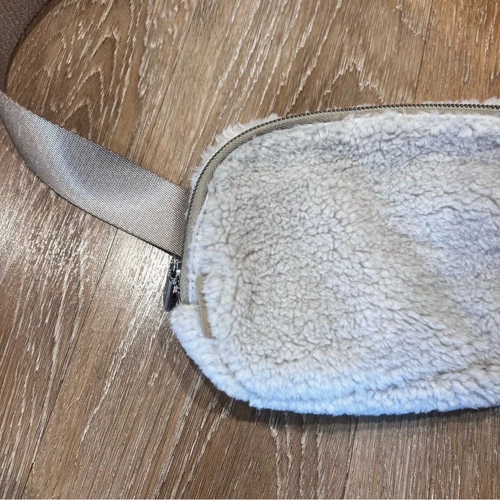 NEW Lululemon Everywhere Belt Bag Fleece - Image 6