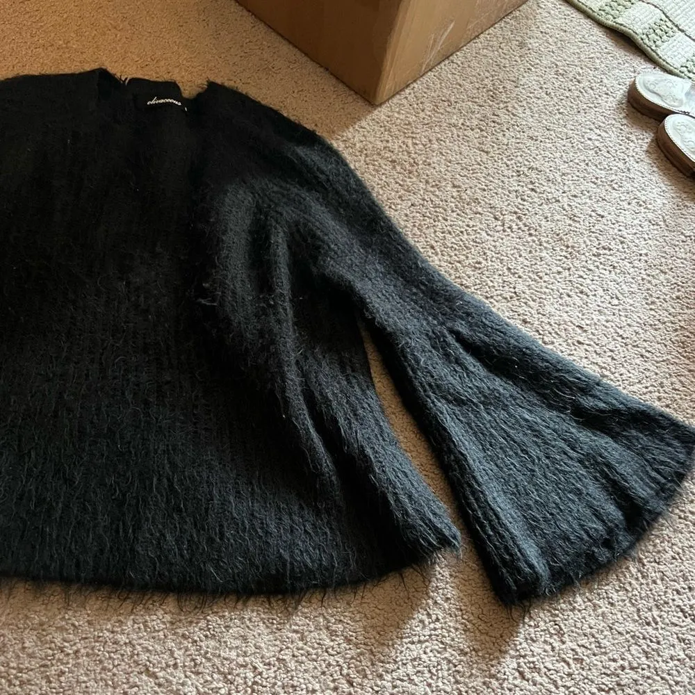 Olivaceous small fuzzy sweater - Image 3