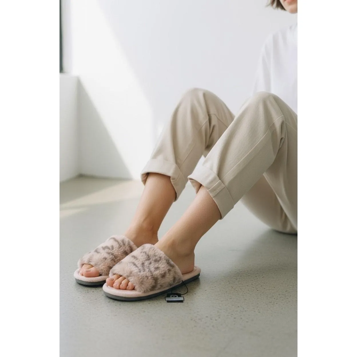 NWT ISOTONER Pink Cheetah Evening Sandals Size SM 6.5-7 Fuzzy Slip On - Image 2