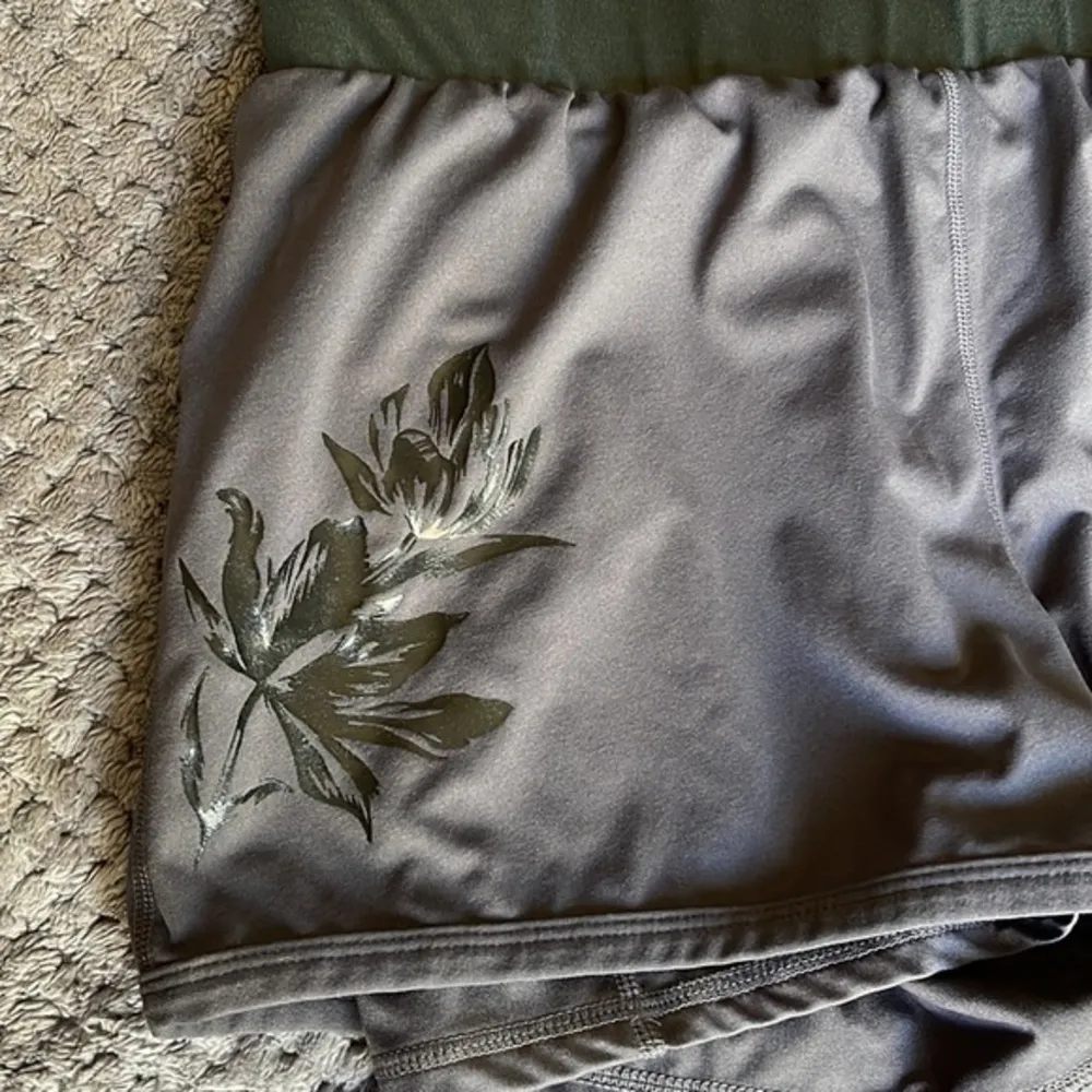 Fabletics Womens Olesia Shine Compression Shorts Floral Grey Size M EUC #7567 - Image 3